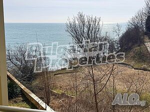 Тристаен апартамент в комплекс Golf Coast на първа линия море