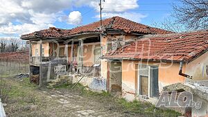 Имот с голям двор близо до града и връзка с магистрала Тракия