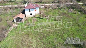 Каменна къща с голям двор в село Войводино