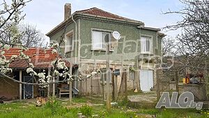 Двуетажна къща с голям двор в китно планинско село