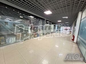 Магазин или офис в търговски център „Гранд“ в кв. Каменица 1