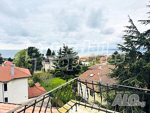 Просторен тристаен апартамент с морска панорама в кв. Траката, Варна