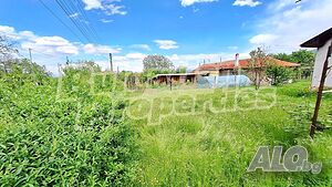 Обширен двор с къща в село на 15 км от Асеновград