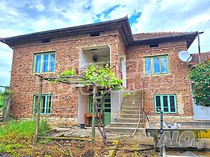 Двуетажна къща с голям двор в Дунавската равнина
