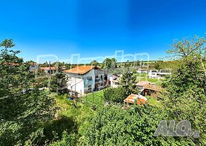 Къща с голям двор и допълнителни постройки в с. Куманово
