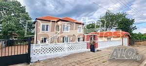 Напълно реновирана къща с просторен двор в с. Голямо Крушево