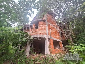 Къща с голям двор в планината, близо до село Вратца
