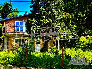 Масивна двуетажна къща с просторен двор в с. Владая