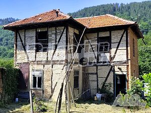 Къща с гараж, лятна кухня и стопанска постройка в гр. Априлци