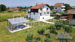 Масивна къща в село Боздуганово близо до град Стара Загора