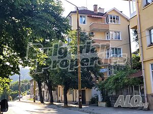 Просторен апартамент с три спални и двор в центъра на Габрово