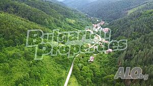 Голям парцел с панорамна гледка и асфалтов достъп в с. Чифлик