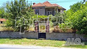 Характерна двуетажна къща в спокойно село близо до язовир Овчарица