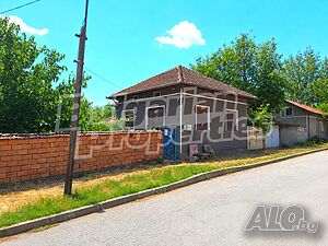 Къща с просторен двор в спокойно село край Свищов