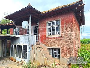 Двуетажна къща с двор в комуникативно село