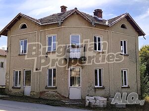 Голяма къща на брега на река само на 10 км от главен път София-Варна