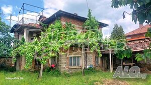 Двуетажна къща с просторен двор и потенциал за обновяване