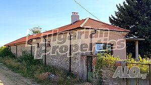 Каменна къща с нов покрив в края на село в хълмист район сред красива природа