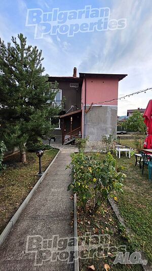 Къща с равен двор, излаз на две улици и спокойна локация в село Лозен