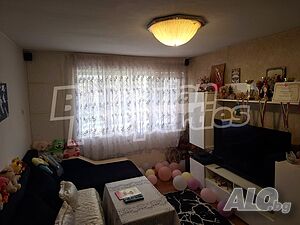 Етаж от къща с двор в централната част на гр. Нови пазар