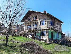 Масивна къща на три нива за ремонт в Априлци