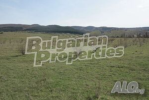 Земеделска земя с красива планинска панорама в село Лозен