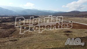 Земеделска земя между град Долна Баня и вилна зона Св. Спас