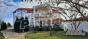 Просторен имот с прекрасна гледка към морето и шест спални на 7 км от Каварна