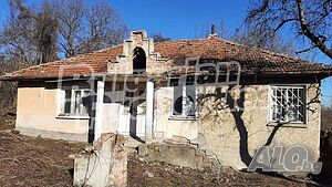 Eдноетажна къща в село на 13 км от Стражица