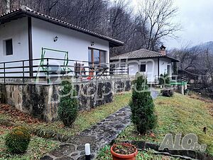 Работещ комплекс с 5 къщи за гости в Троянския балкан