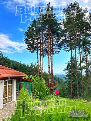 Затворен комплекс от къщи в живописен, планински район