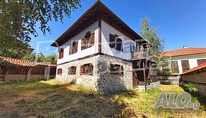 Самостоятелна къща в центъра на Банско до църквата „Света Троица”