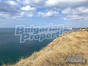 Парцел в регулация на първа линия от морето в с. Българево