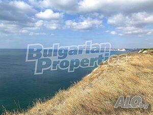 Парцел в регулация на първа линия от морето в с. Българево