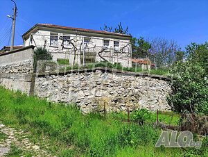 Къща с терасирана градина, камина и панорамна гледка в живописно село
