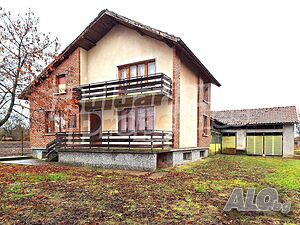 Масивна къща със спокойна локация на главен път в село Горна Студена