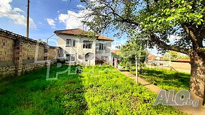 Просторен имот в добре развито село