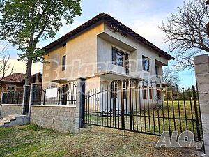 Двуетажна къща в село Камен