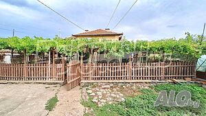 Двуетажна къща с двор на 20 км от гр. Пазарджик