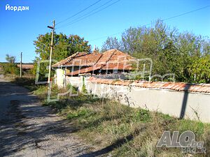 Тухлена къща в село само на 100 м от главен път