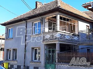 Просторна къща с двор и гараж в сърцето на Трявна