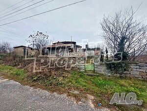 Къща с голям двор и кладенец в село Гранитово