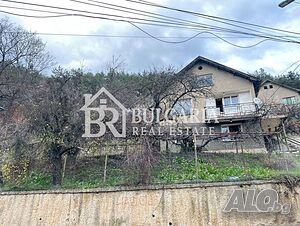 Масивна двуетажна къща с панорамна гледка в гр. Своге