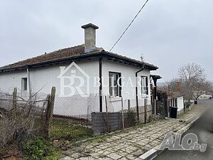 Къща за продажба в центъра на село Извор, област Бургас
