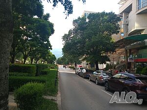 Бул. ”Витоша”, до централния вход на ”Южен парк”, гараж под наем.