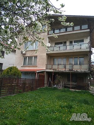 Просторен многостаен етаж от къща с отделен мансарден апартамент, гараж и двор.