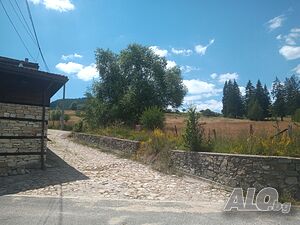 До центъра на Копривщица. Продавам УПИ 353 кв.м., улица, ток, вода, канал.