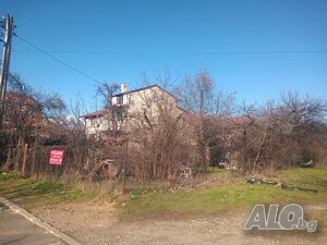 УПИ - 346 кв.м. с къща, Левски - В, ул. ”ген. Инзов” до бул. ”Ботевградско шосе” и ул. ”Летоструй”.