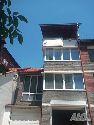 Обзаведена 4-ри етажна къща с два гаража и паркинг в затворен комплекс, продавам.