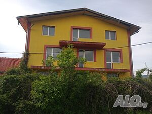 Село Житен на 18 км. от центъра на София, Продавам триетажна къща с двор.